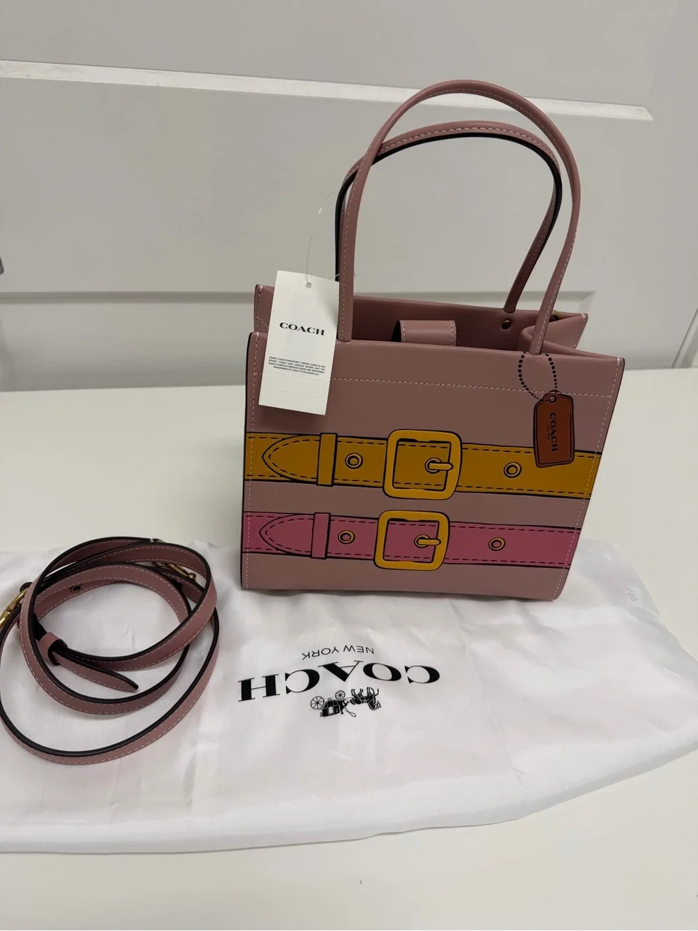 Coach Cashin Carry 22 With Trompe L'Oeil Print‎